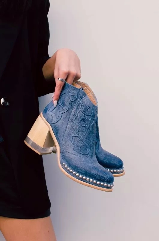 أحذية كاحل عتيقة مطرزة للنساء  - مراجعة Embroidery On Socks وسعره