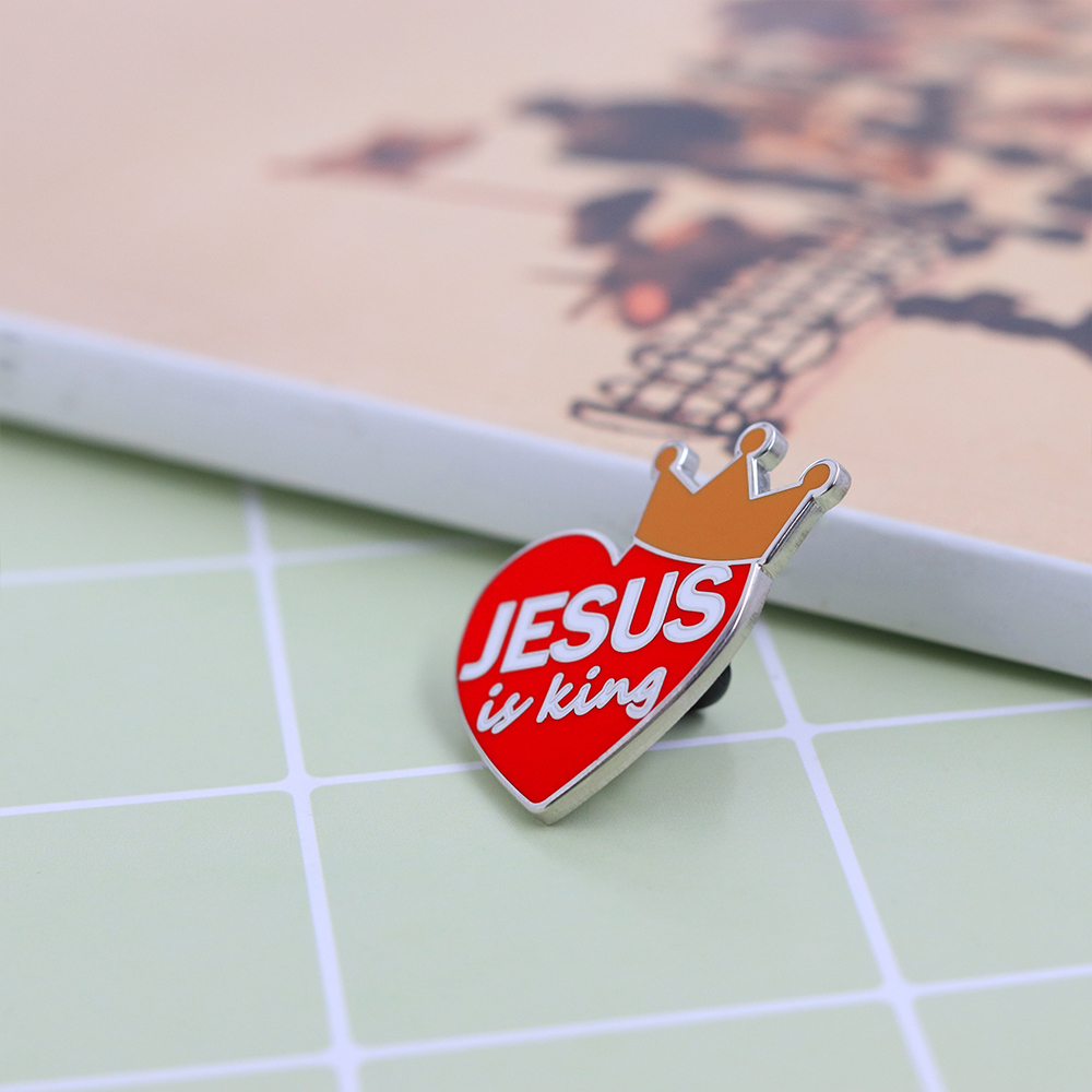دبوس معدني مطلي بالمينا بتصميم - مراجعة Embroidery Jesus وسعره